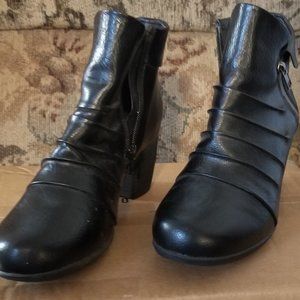 AXXIOM Black boots with block heel